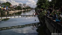 Menurut keterangan warga, ramainya warga yang memancing di kali tersebut karena ada salah satu keluarga etnis Tionghoa yang melepas ikan lele sebanyak 8 drum besar ke dalam Kali Item tersebut.