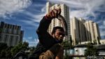 Ramai-ramai Berburu Berkah Imlek di Kali Item Sunter