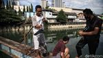 Ramai-ramai Berburu Berkah Imlek di Kali Item Sunter
