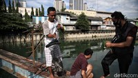 Beberapa warga memperlihatkan hasil tangkapannya.