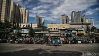 Deretan motor warga yang memancing terparkir dengan rapi.