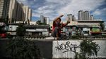 Ramai-ramai Berburu Berkah Imlek di Kali Item Sunter