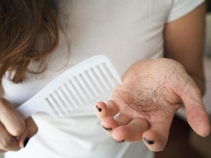 Nggak Perlu Bete Lagi! Ini 8 Cara Mengatasi Rambut Kering Secara Alami