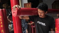 Pengelola vihara Asikin mengatakan, besar dan kecilnya lilin tergantung dari kemampuan umat. Rata-rata lilin yang besar dipesan oleh pemilik perusahaan besar, tapi hal itu bukan menjadi ukuran mutlak.