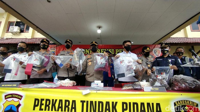 Rilis kasus pembunuhan empat orang sekeluarga di Rembang, Kamis 911/2/2021)