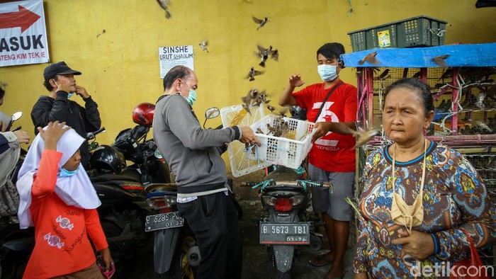 Ritual Lepas Burung Jelang Imlek di Petak 9 Etnis Tionghoa di kawasan Petak 9, Jakarta, nmelakukan ritual lepas burung jelang perayaan Imlek. Ini dia foto-fotonya.