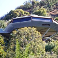 The Skypad Apartments ini terinspirasi dari sebuah bangunan yang telah dibangun pada tahun 1960an. Bangunan tersebut bernama Chemosphere yang cukup terkenal di Los Angeles, Amerika Serikat. Foto: @The Jetsons / Hanna-Barbera / @CDernbach / Wikimedia Commons