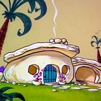 Bangunan berwarna merah yang menyerupai rumah The Flinstones ini dibuat oleh arsitek William Nicholson pada tahun 1976. Rumah tersebut kemudian diberi nama rumah The Flinstones. Foto: @The Flintstones / Hanna-Barbera / @Sergei / Wikimedia Commons