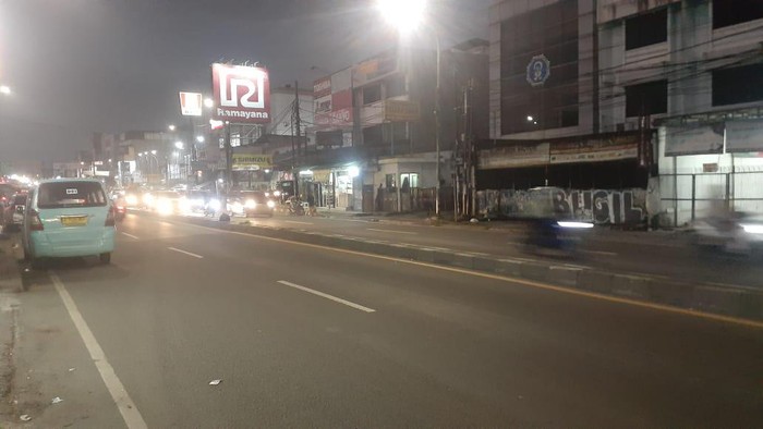 Sampah dekat flyover mulai jarang terlihat. Pada Kamis (11/2) hanya satu kantong sampah dibuang sembarangan.