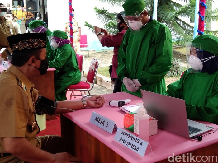 Screening vaksinasi Corona di Rembang, Kamis (11/2/2021).