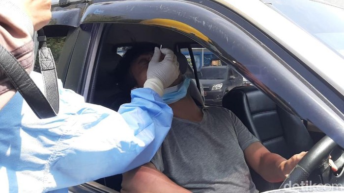 Seorang sopir menjalani rapid antigen di Cirebon.