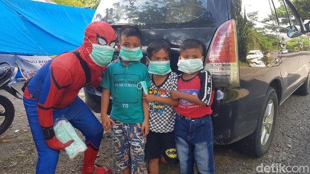 Spiderman hibur anak korban gempa (Abdy/detikcom)