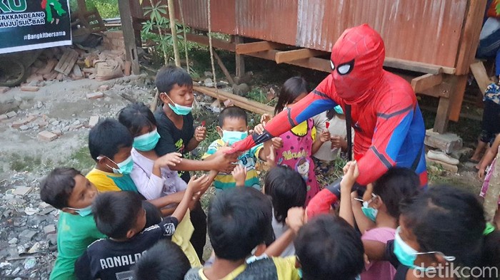 Spiderman hibur anak korban gempa (Abdy/detikcom)