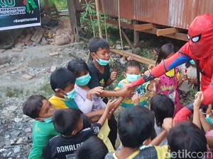 Kisah Ali Jenk Berkostum Spiderman Demi Hibur Anak Korban Gempa Sulbar