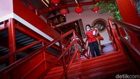 Menjelang hari raya Imlek 2572, umat mulai berdatangan ke Klenteng Dharma Bhakti untuk beribadah menyambut tahun baru Imlek yang akan jatuh pada Jumat (12/2) besok.