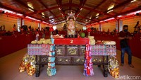 Ornamen khas Imlek mejeng di berbagai sudut kelenteng.