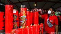 Penggunaan masker wajib dikenakan selama berada di dalam kelenteng.