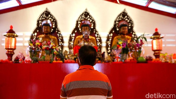 Suasana Kelenteng Dharma Bhakti Jelang Tahun Baru Imlek Kelenteng Dharma Bhakti, Jakarta, mulai didatangi para etnis Tionghoa. Mereka datang bergantian dan langsung menerapkan prokes.