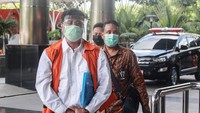 Jaksa menyebut uang suap diberikan ke Edhy melalui staf khusus menteri KKP Safri dan Andrau Misanta Pribadi. 