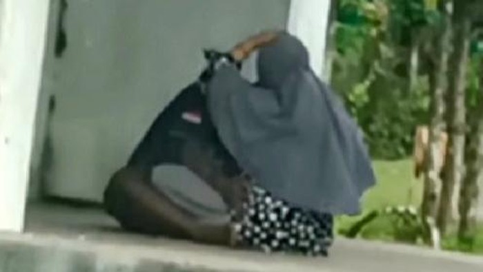 Tangkapan layar video viral pasangan diduga mesum di pintu gerbang kawasan Bantimurung, Maros, Sulsel (dok. Istimewa).