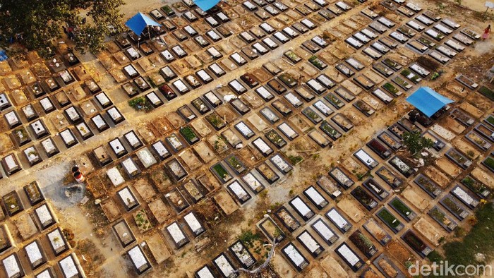 TPU PUNGGOLAKA KHUSUS JENAZAH COVID-19 PENUH Petugas membersihkan rumput di Tempat Pemakaman Umum (TPU) Punggolaka, Kendari, Sulawesi Tenggara, Rabu (10/2/2021). Pemda telah mempersiapkan tambahan lahan pemakaman untuk jenazah pasien COVID-19 seluas satu hektar dikarenakan kondisi TPU Punggolaka yang hampir penuh. ANTARA FOTO/Jojon/rwa.