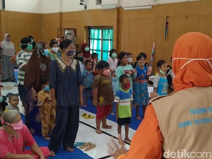 Trauma healing yang dilakukan IGTKI di tempat pengungsian banjir di SMK N 3 Kota Pekalongan, Kamis (11/2/2021).
