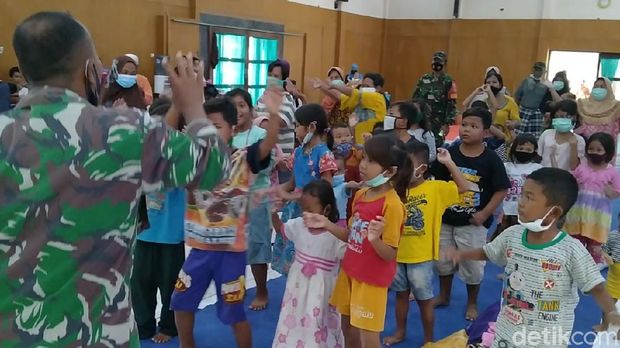 Trauma healing yang dilakukan IGTKI di tempat pengungsian banjir di SMK N 3 Kota Pekalongan, Kamis (11/2/2021).