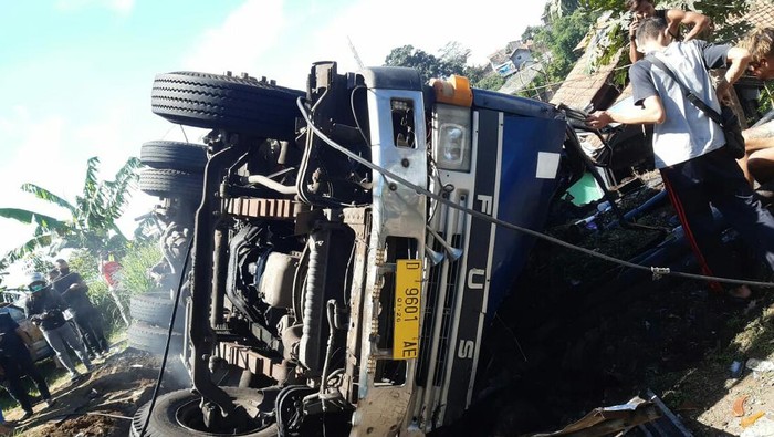 Truk fuso di Sumedang terguling timpa pengendara motor.