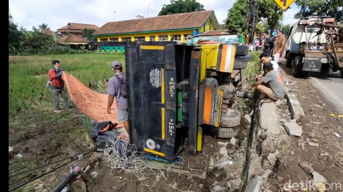 Truk muatan jagung terguling di Tasikmalaya