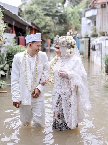Viral pasangan pengantin yang menikah saat banjir.