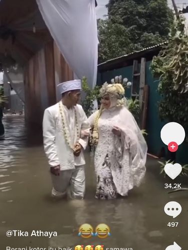 Viral pasangan pengantin yang menikah saat banjir.