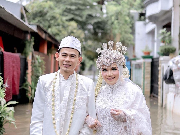 Viral pasangan pengantin yang menikah saat banjir.