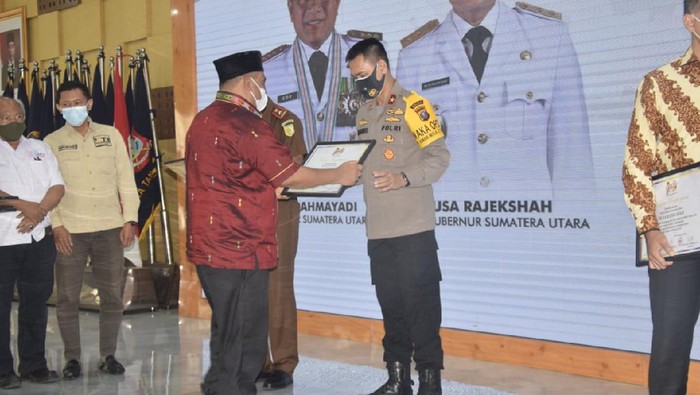 Wakapolda Sumut, Brigjen Dadang Hartanto saat menerima penghargaan dari insan pers (dok. Istimewa)