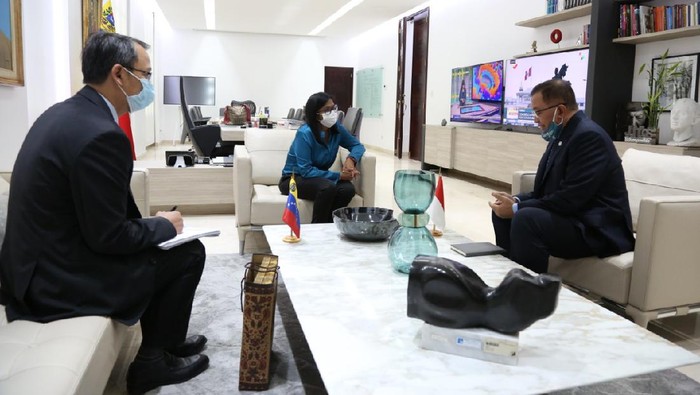 Wakil Presiden Venezuela, Delcy Eloína Rodríguez Gómez melaksanakan pertemuan bilateral dengan Duta Besar Republik Indonesia untuk Republik Bolivaria Venezuela, Imam Edy Mulyono. (KBRI Caracas)