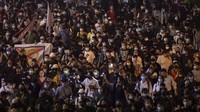 Sekitar seribu pengunjuk rasa berkumpul dengan memegang poster bertuliskan bebaskan teman kami dan hapus 112, yang mengacu pada pasal hukum pidata Thailand yang mengatur penghinaan kerajaan.  