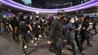 Melihat aksi unjuk rasa yang dilakukan warga Myanmar untuk menentang kudeta militer mematik semangat warga Thailand untuk kembali melanjutkan unjuk rasa.  