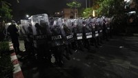 Para pengunjuk rasa anti-pemerintahan di Thailand pernah menempelkan plakat di lapangan dekat Istana Kerajaan, Bangkok, Minggu (20/9/2020). Plakat yang ditempel menyatakan bahwa negara adalah milik rakyat, bukan milik Raja Thailand. Namun belum satu hari terpasang plakat itu langsung hilang.  