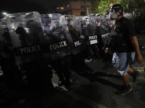 Bentrokan Pedemo dengan Polisi di Thailand