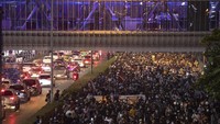 Pengunjuk rasa pro-demokrasi berbaris ke kantor polisi setempat menuntut pembebasan aktivis pro-demokrasi di Bangkok, Thailand, Rabu (10/2/2021) waktu setempat.  