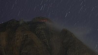 Gunung Sinabung dengan ketinggian 2.460 meter di atas permukaan laut (mdpl) berada pada status Level III (Siaga). Warga ataupun petani disekitar gunung tidak melakukan aktivitas di desa-desa yang sudah direlokasi, serta di lokasi di dalam radius tiga kilometer dari puncak gunung dan radius sektoral lima kilometer untuk sektor selatan-timur, serta empat kilometer untuk sektor timur-utara. Asap dari kawah bertekanan lemah hingga sedang teramati berwarna putih dengan intensitas tebal dan tinggi 50-100 meter di atas puncak kawah.