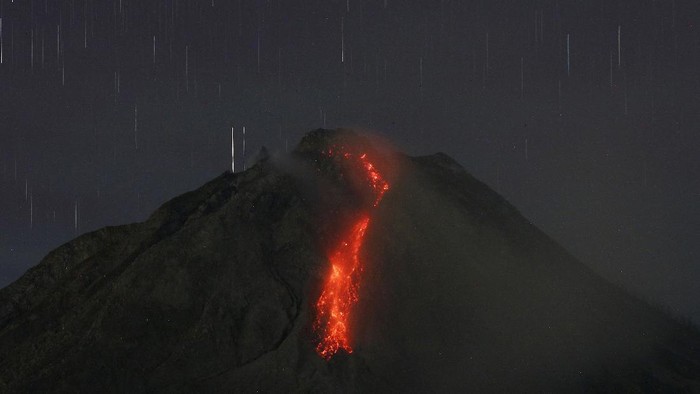 Guguran lava dari puncak Gunung Sinabung terlihat dari Desa Tiga Kicat, Kecamatan Simpang Empat, Karo, Sumatera Utara, Jumat (12/2/2021). Pusat Vulkanologi dan Mitigasi Bencana Geologi (PVMBG) di Pos Pemantauan Gunung Api Sinabung mencatat volume kubah lava di puncaknya sudah mencapai 4 juta meter kubik sehingga diimbau untuk warga yang berada pada radius 2.5 kilometer dalam zona merah untuk tidak melakukan aktivitas. ANTARA FOTO/Edy Regar/Lmo/foc.