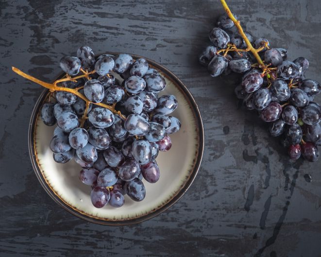 Begini Cara Membersihkan Bubuk Putih pada Kulit Anggur