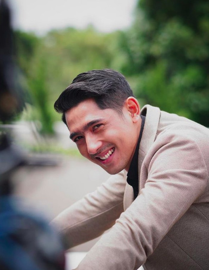 Arya Saloka Arya Saloka yang makin memesona