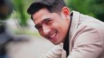 7 Gaya Kece Arya Saloka, Si Aldebaran yang Memikat Hati
