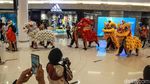 Rayakan Imlek, Barongsai Ini Beraksi di Pusat Perbelanjaan