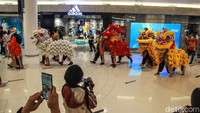 Aksi barongsai tersebut pun sontak menarik perhatian pengunjung pusat perbelanjaan. Tak sedikit pengunjung mengabadikan aksi barongsai itu melalui kamera ponsel mereka.
