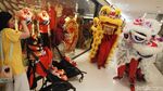 Rayakan Imlek, Barongsai Ini Beraksi di Pusat Perbelanjaan