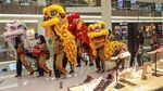 Rayakan Imlek, Barongsai Ini Beraksi di Pusat Perbelanjaan
