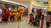 Sejumlah pengunjung antusias menyaksikan atraksi barongsai di pusat perbelanjaan tersebut.