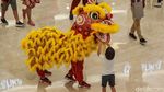 Rayakan Imlek, Barongsai Ini Beraksi di Pusat Perbelanjaan